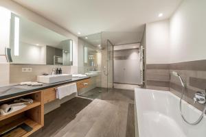 奥伯古格尔Gletscherblick- serviced apartments的带浴缸和盥洗盆的浴室
