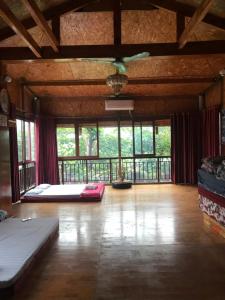 枚州县Nhà nghỉ 28 - Homestay Biên Thùy, Bản Lác, Mai Châu, Hòa Bình的大型客房设有床和大窗户。