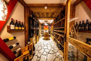科瓦拉因巴迪亚Rifugio Crëp de Munt的酒窖里放着一大堆葡萄酒瓶