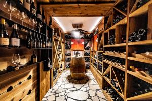 科瓦拉因巴迪亚Rifugio Crëp de Munt的酒窖,酒窖里放着桶和一瓶葡萄酒