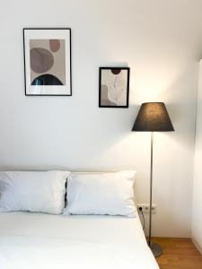 慕尼黑MyRoom Apartment in Munich的卧室配有白色的床和两张框图