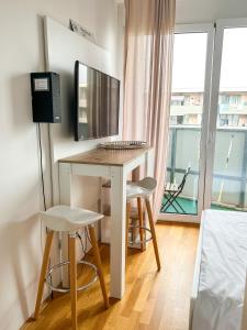 慕尼黑MyRoom Apartment in Munich的客房设有书桌、电脑和窗户