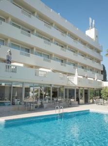 埃斯卡纳Paraiso Beach by Hoteles Centric -Adult Only的从游泳池可欣赏到酒店景色