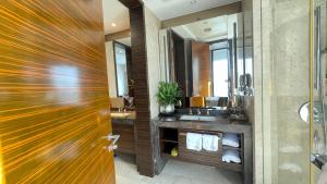 广州星驿国际公寓（广州保利世贸会展中心店）的一间带两个盥洗盆和大镜子的浴室