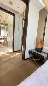 广州星驿国际公寓（广州保利世贸会展中心店）的客房设有床、镜子和风扇。