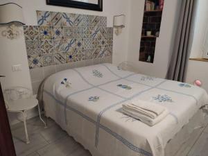 皮昂比诺La Casa di Nemo的一间卧室配有带毛巾的床