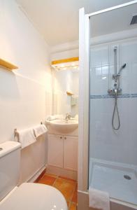 拉西约塔黎伯特克鲁马尔特酒店的带淋浴、卫生间和盥洗盆的浴室