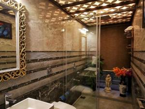 孟买Shore Beats Villa的一间带玻璃淋浴和水槽的浴室