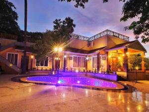孟买Shore Beats Villa的一座房子前面设有游泳池