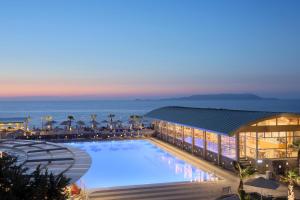 库基尼坎尼奥Arina Beach Resort的度假村的一个大型游泳池