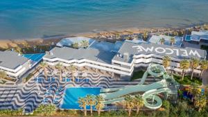库基尼坎尼奥Arina Beach Resort的享有带水滑梯的度假村的空中景致