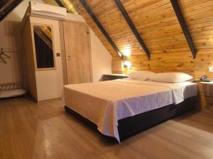 哈塔伊Motto Wood Otel的木制客房内的一间卧室,配有一张床