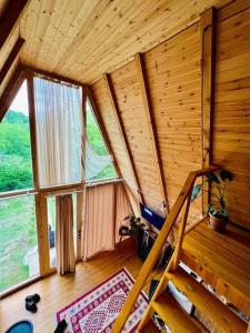 库塔伊西Cottage Sataplia的小木屋内的一个房间,设有楼梯