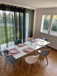 SallertaineA 30 min de l'île aux Mimosa Maison Vendéenne avec Jardin的一间带桌椅和窗户的用餐室