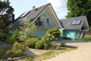 勒伯尔K 100 OG - charmante Ferienwohnung für die ganze Familie in Röbel an der Müritz的屋顶上设有太阳能电池板的房子