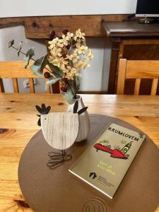 捷克克鲁姆洛夫旅游旅馆的一张桌子,上面有书,花瓶