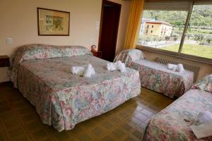 加尔达湖滨戴安娜酒店的酒店客房设有两张床和窗户。