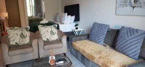 拉莫西ocean dune sibaya的客厅配有两张沙发和一张桌子
