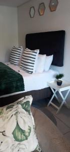 拉莫西ocean dune sibaya的一间卧室配有一张带枕头和桌子的床