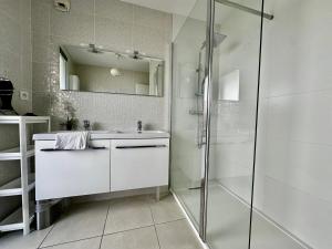 蒙彼利埃Le Sublime- Vue climatisation et parking !的白色的浴室设有水槽和淋浴。