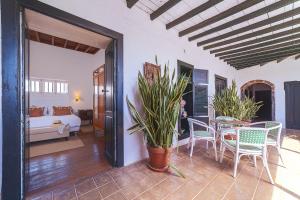 圣巴尔托洛梅卡塞里奥德莫扎佳乡间别墅酒店的配有一张床和一张桌子及椅子的房间