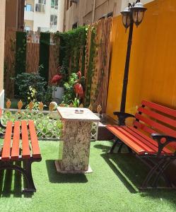 阿吉曼阿拉伯公寓酒店的长椅、桌子、桌子和街灯