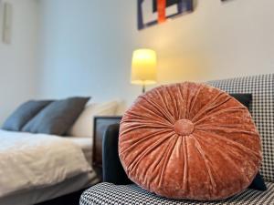 广岛OUCHI HOTEL Hatchobori的卧室里的一个枕头坐在椅子上
