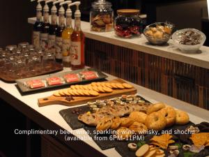 大阪大阪普米尔三井花园饭店的自助餐,餐桌上供应不同类型的食物