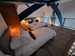 弗利辛恩Woonhotel Petruskerk的一间卧室,配有两张床