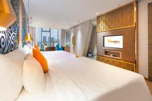 胡志明市Winsuites Saigon的酒店客房设有两张床和电视。