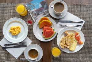 圣巴尔托洛梅卡塞里奥德莫扎佳乡间别墅酒店的餐桌,带早餐盘和咖啡杯