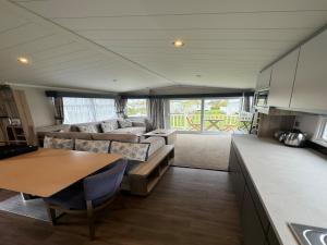 LongniddryLovely 2-Bed Caravan in Prestonpans的客厅配有沙发和桌子