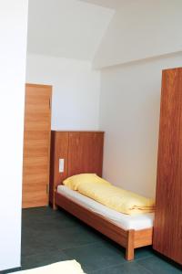 MunshausenRobbesscheier的一间卧室配有一张床和木制橱柜