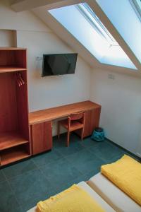 MunshausenRobbesscheier的客房设有书桌和墙上的电视。