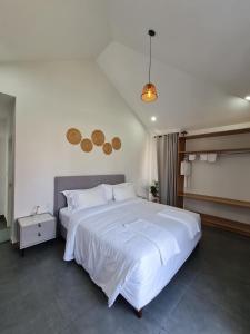 Phumĭ Prêk ChreyPrivate Villa的卧室配有一张白色大床