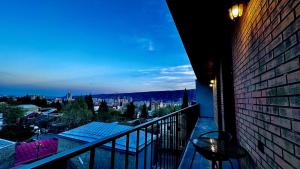 第比利斯Hotel Citizen Avlabari的阳台,晚上可欣赏到城市景观
