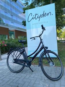 阿姆斯特尔芬Cityden Zuidas的停在大楼前标志旁的自行车