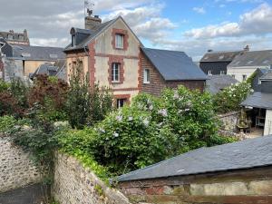 翁弗勒尔Lovely cottage in Honfleur center的一座有灌木丛的城市中的旧砖砌建筑