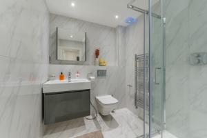 伦敦Modern Elegance 1 Bedroom City Living in London 5的浴室配有卫生间、盥洗盆和淋浴。