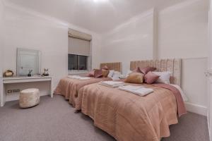 伦敦Modern Elegance 1 Bedroom City Living in London 5的一间卧室配有两张带毛巾的床