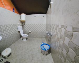 比尔瓦Hipostel Bir - Stay and Cafe的一间带卫生间和淋浴的小浴室