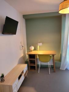 茹伊昂若萨Twenty Business Flats Jouy-en-Josas的客房配有书桌和黄色椅子