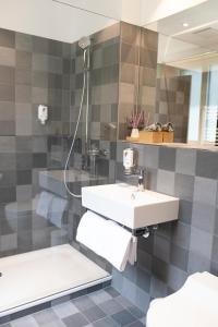 卢塞恩巴拉巴斯卢塞恩酒店的一间带水槽和淋浴的浴室