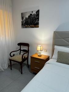 布埃纳维斯塔德尔诺尔特Maravilla en Buenavista的一间卧室配有一张床、一把椅子和一盏灯