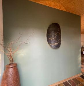 奥奇瓦龙戈Aloegrove Safari Lodge的墙上有盾牌和花瓶的墙