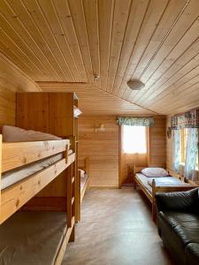 翁达尔斯内斯Trollstigen Camping and Gjestegård的小屋内带两张双层床的客房