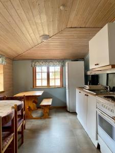 翁达尔斯内斯Trollstigen Camping and Gjestegård的厨房配有白色冰箱和桌子