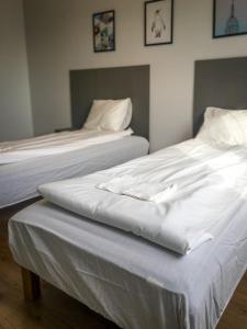 松兹瓦尔Liz Motell的两张睡床彼此相邻,位于一个房间里