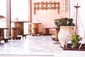 埃尔莫波利斯Onar Syros - Rustic Rooms的一间设有桌子和盆栽的房间