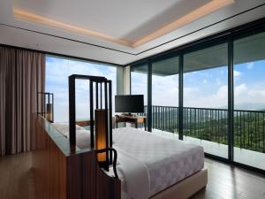 茂物皇家郁金香古南格丽斯高尔夫酒店的一间卧室设有床铺和大型玻璃窗